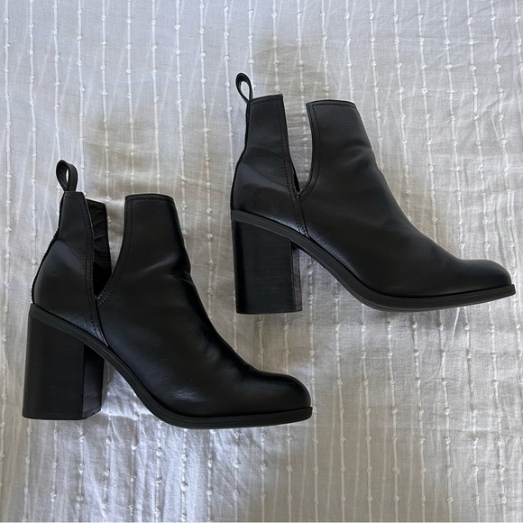 Steve Madden Black Ankle Boot, 3.25” block heel bootie, Slit size, 7 women - Picture 4 of 11